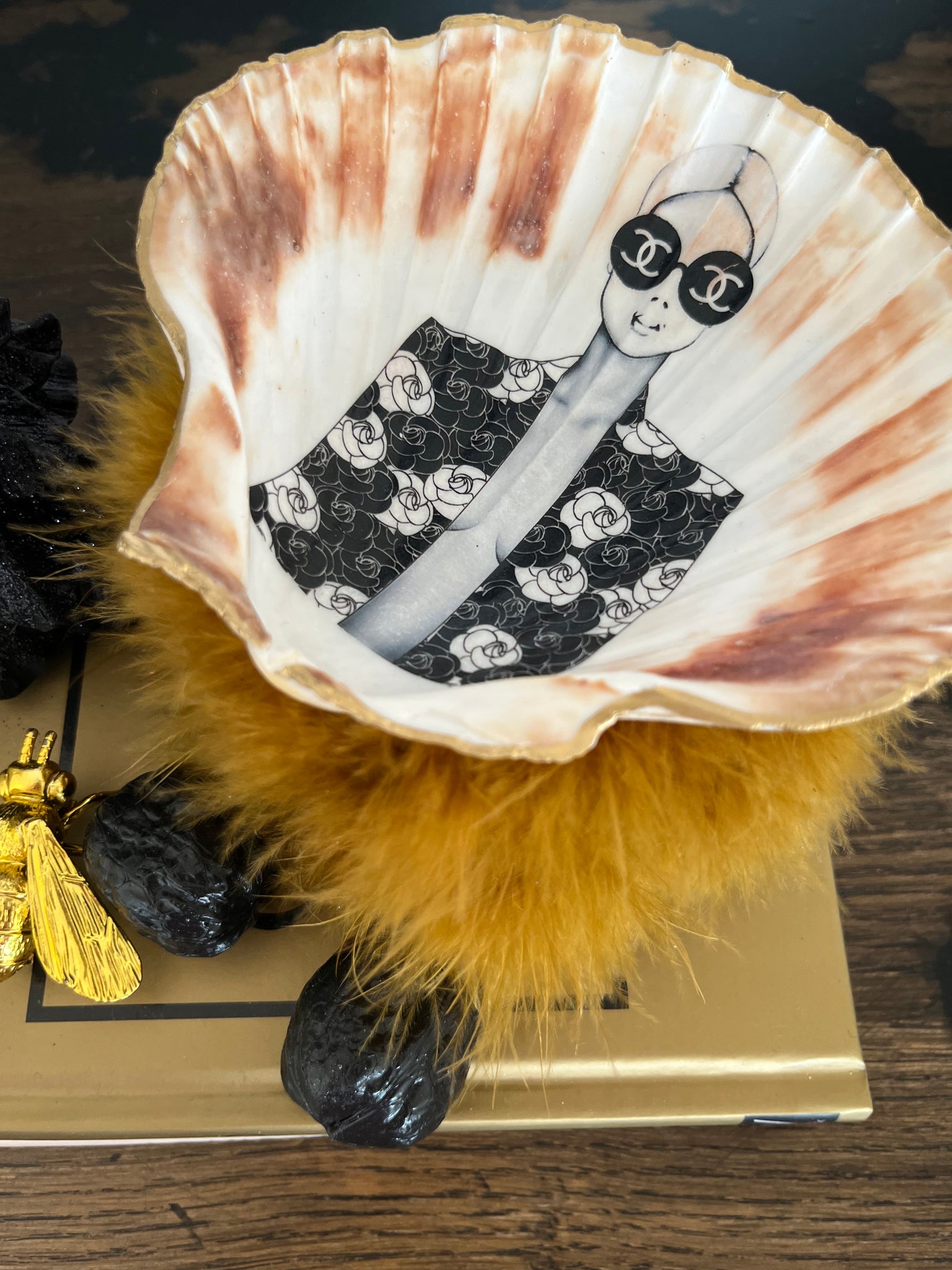 Jakobsmuschel Coco  Camelia mit Goldkante und  Federthron schwarz