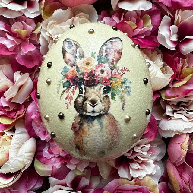 "Osterdekoration so niedlich"    Straußenei Häschen mit Blumen und Perlen auf Marabufederkranz Peach Fuzz