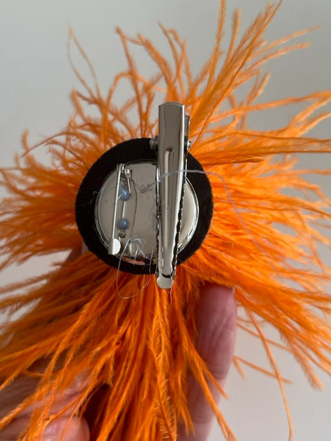 Brosche aus Straußenfedern orange it´s all about feather –  drosselbart-design