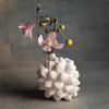 „Klatt Objects Fructus Nipa – weiße Vase aus feinem Bone China – Drosselbart Design“