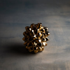„Goldene Fructus Nipa Vase von Klatt Objects aus feinstem Bone China – Drosselbart Design“