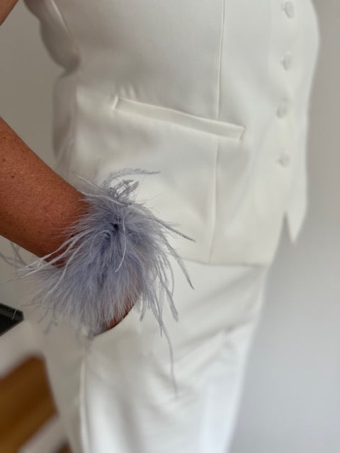 Federärmel am Handgelenk Armband aus Federn grau ....it`s all about feather