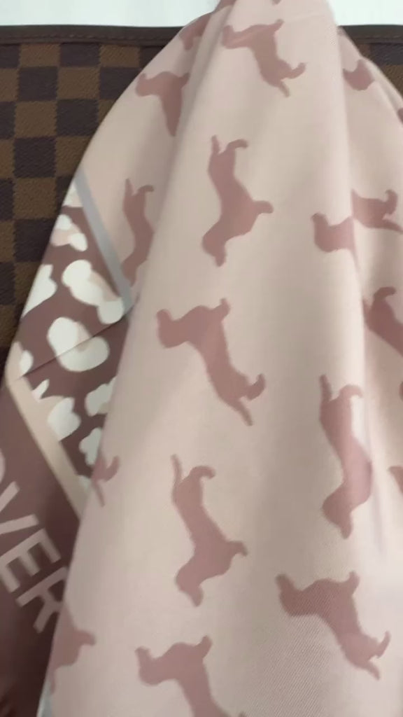 Video: Dackel Tuch Beige Taupe Leo-Muster – Stylingideen als Halstuch, Kopftuch und Taschenband im Herbst-Look | Drosselbart Design
