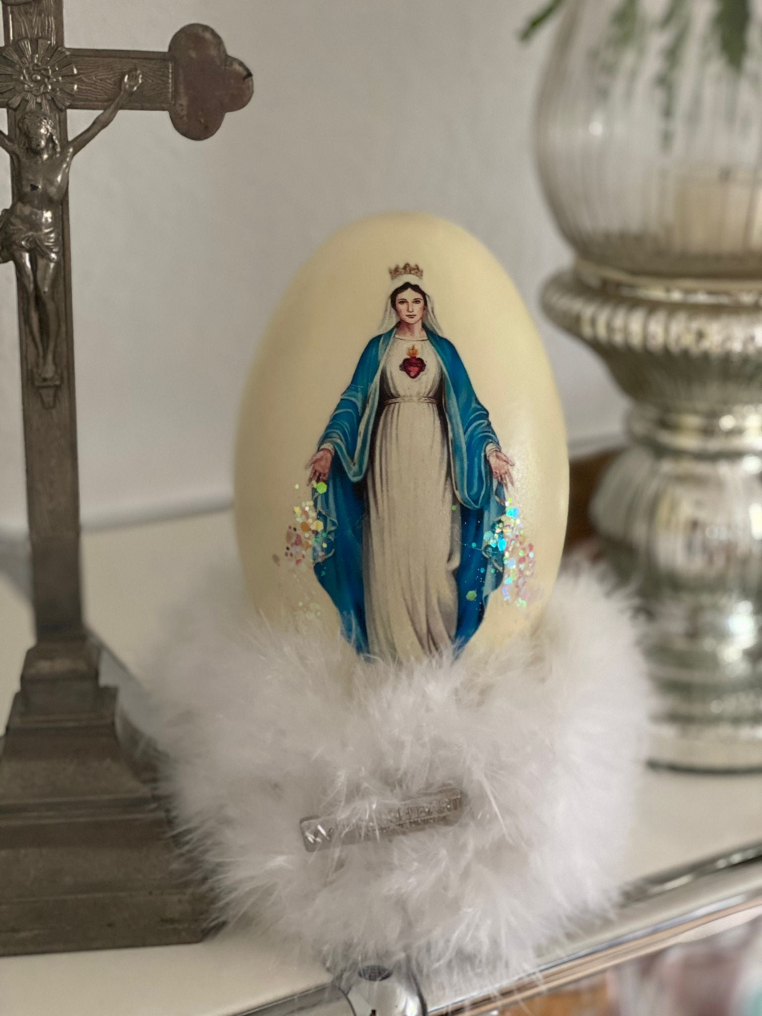 "Heilig ? oder nicht ?" Maria auf Nandu Ei inklusive Thron