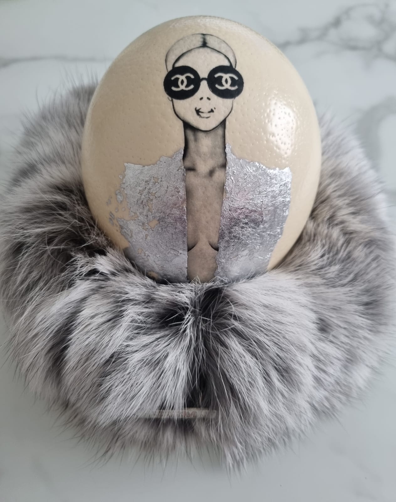 "Wie aus dem Ei gepellt"  Chanel Fan Art silber Straußenei im recyceltem Nest Echtfellkranz