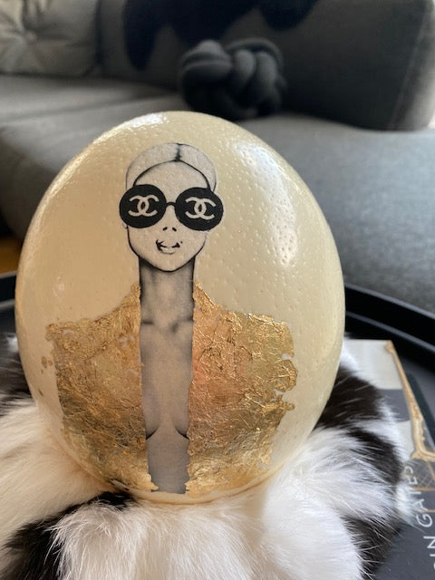 "Wie aus dem Ei gepellt"  Chanel Fan Art golf Straußenei im recyceltem Nest Fellkranz