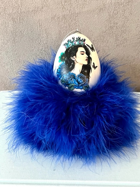 "Queen of blue" Fashion Vogue Gänseei mit Glitzer auf einem Thron royalblau
