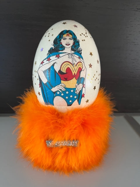 "Es ist nicht leicht...Superwoman zu sein"  Egg Woman Nandu Ei mit Thron
