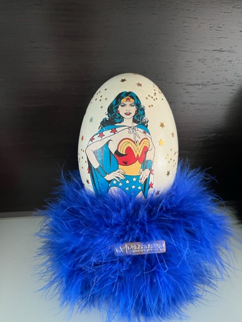 "Es ist nicht leicht...Superwoman zu sein"  Egg Woman Nandu Ei mit Thron
