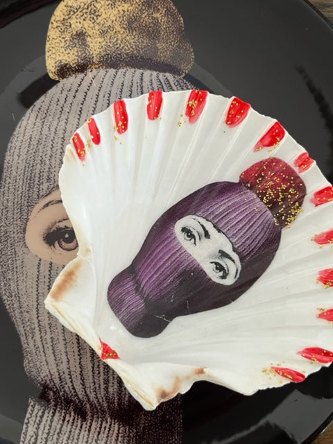 "She sells sea shells" Jakobsmuschel im Fornasetti Style mit Kopfbedeckung 3`er Set