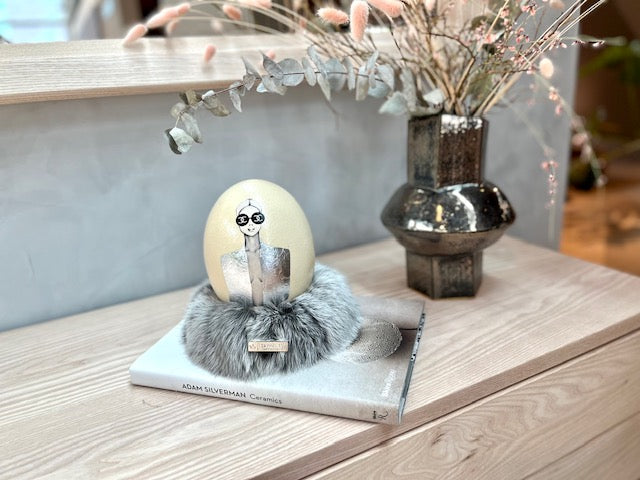 "Wie aus dem Ei gepellt"  Chanel Fan Art silber Straußenei im recyceltem Nest Echtfellkranz