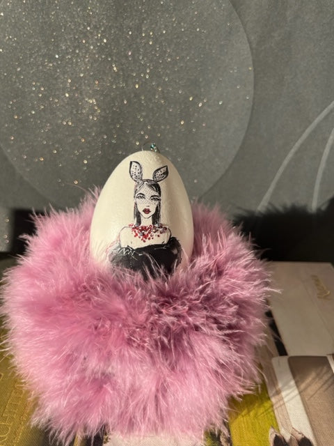 "Wanna be my Playboy bunny..."  Fashion Vogue Gänseei mit Glitzer auf einem Thron altrosa