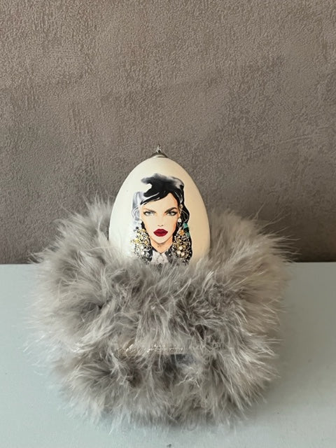 "Don`t wake up for less than..."  Fashion Vogue Gänseei Linda auf einem Thron grau mit Glitzer