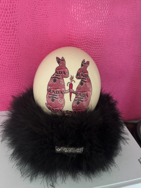 “ Ich schwöre bei meiner Möhre ” Fashion Pra Da  Straußen Ei auf Marabufederkranz in pink