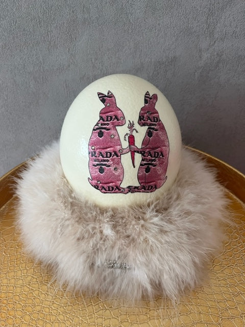 “ Ich schwöre bei meiner Möhre ” Fashion Pra Da  Straußen Ei auf Marabufederkranz in pink