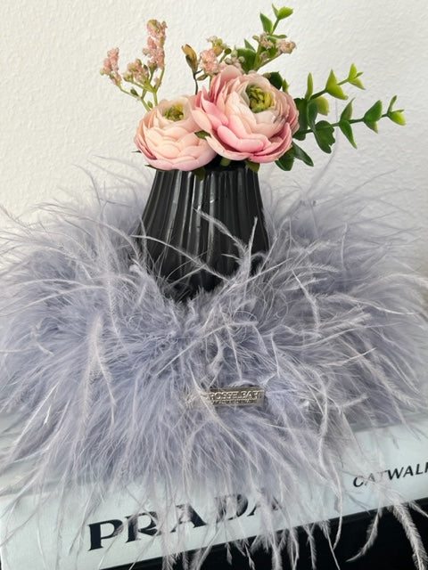 "Royal Couture "  Luxus Kranz  Straußenfedern mit Marabufedern kombiniert in graublau mit Kerze