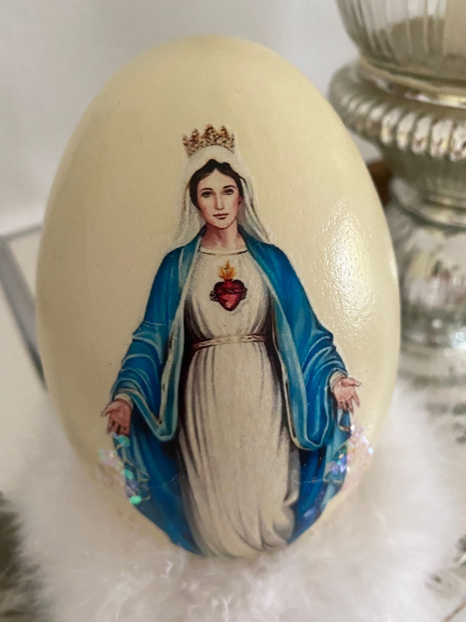 "Heilig ? oder nicht ?" Maria auf Nandu Ei inklusive Thron