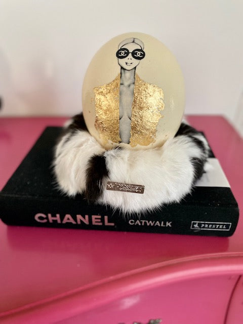 "Wie aus dem Ei gepellt"  Chanel Fan Art golf Straußenei im recyceltem Nest Fellkranz