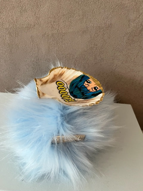 "Die Tasche muss lebendig sein...."  Fashion Vogue Gänseei mit Glitzer auf einem Thron hellblau